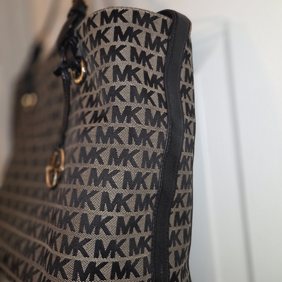 Michael Kors: Gently Used Condition Signature Black and Tan Tote. - Picture 5 of 16